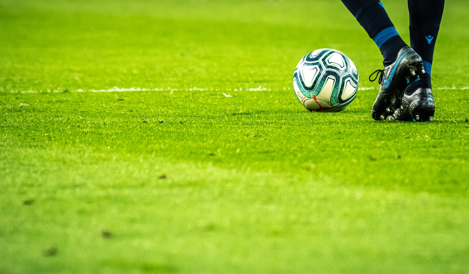サッカーボールと足元（イメージ）